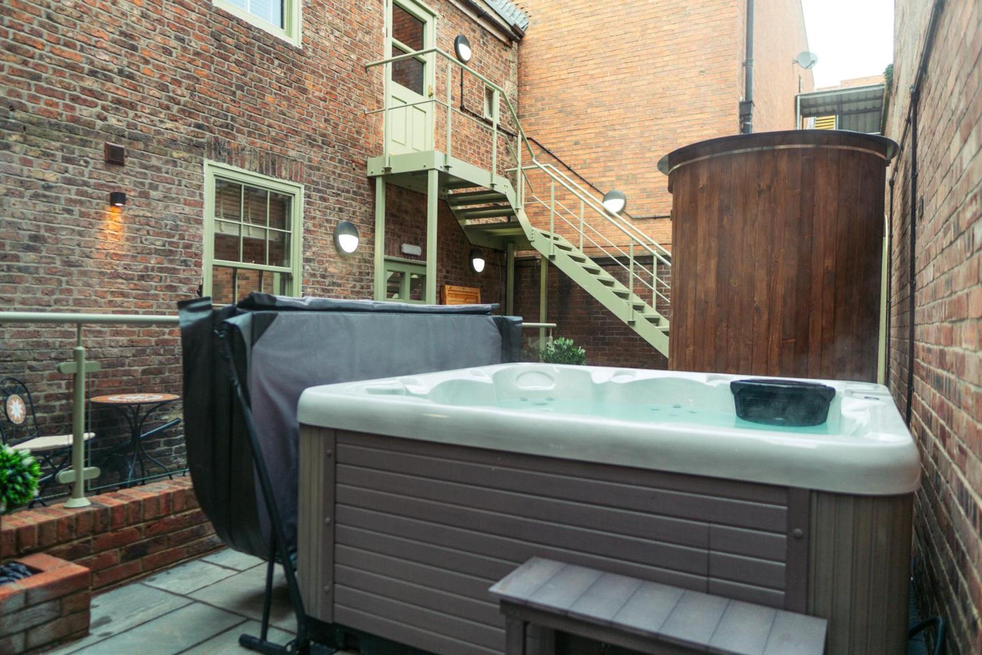 Magistrates Penthouse Suite - Town Centre Apartments With Spa Morpeth Exteriör bild