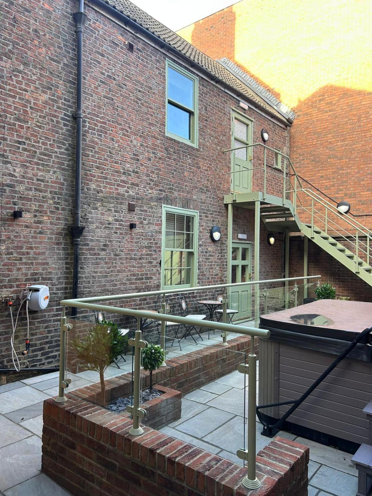 Magistrates Penthouse Suite - Town Centre Apartments With Spa Morpeth Exteriör bild