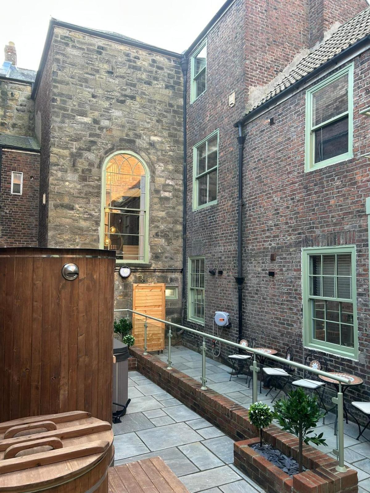 Magistrates Penthouse Suite - Town Centre Apartments With Spa Morpeth Exteriör bild