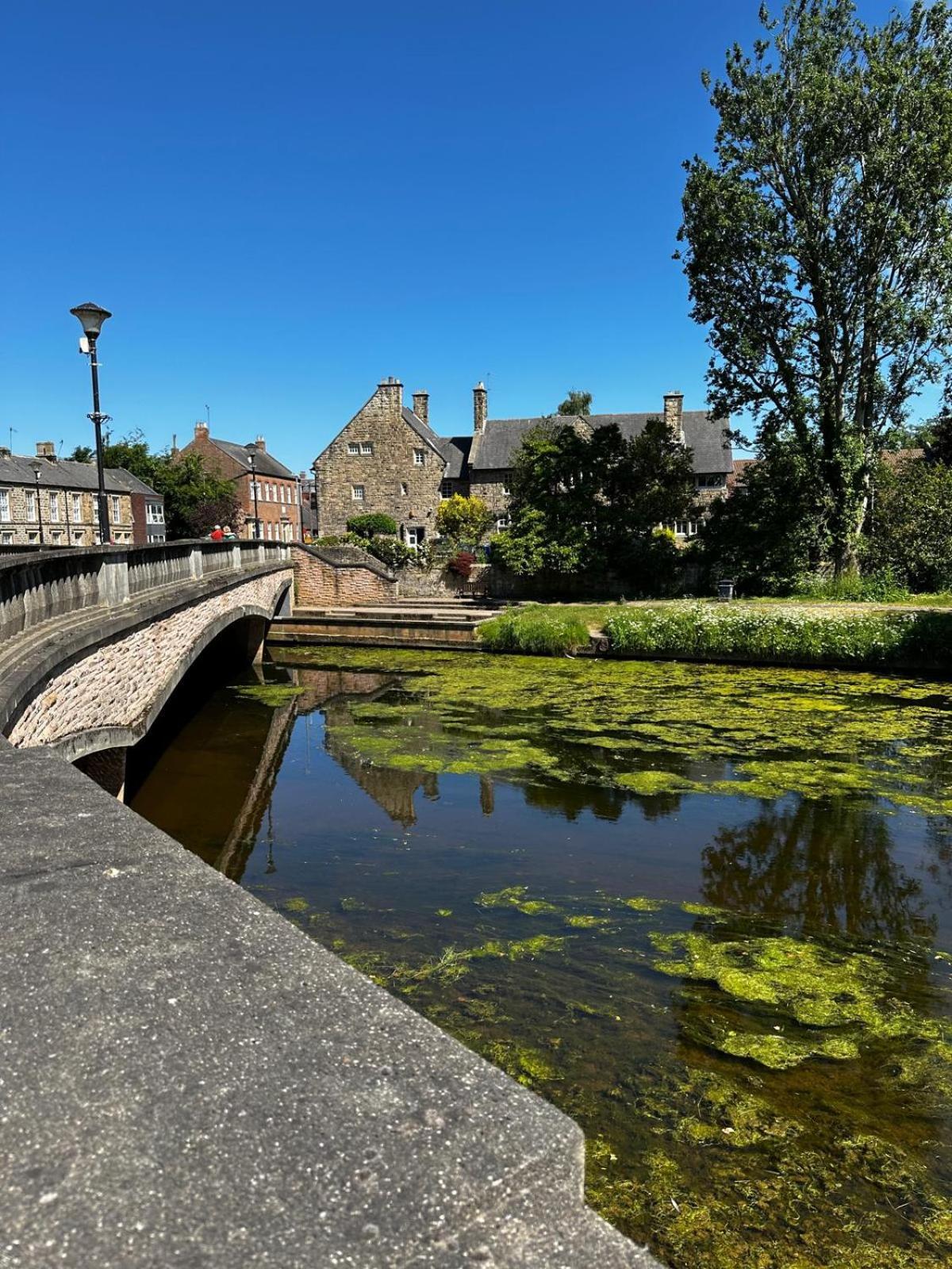 Magistrates Penthouse Suite - Town Centre Apartments With Spa Morpeth Exteriör bild